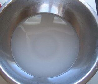 The sodas divorced into a pot of water